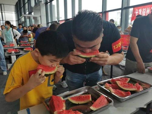 赛场上现场吃瓜,现场吃瓜，揭秘赛场背后的故事